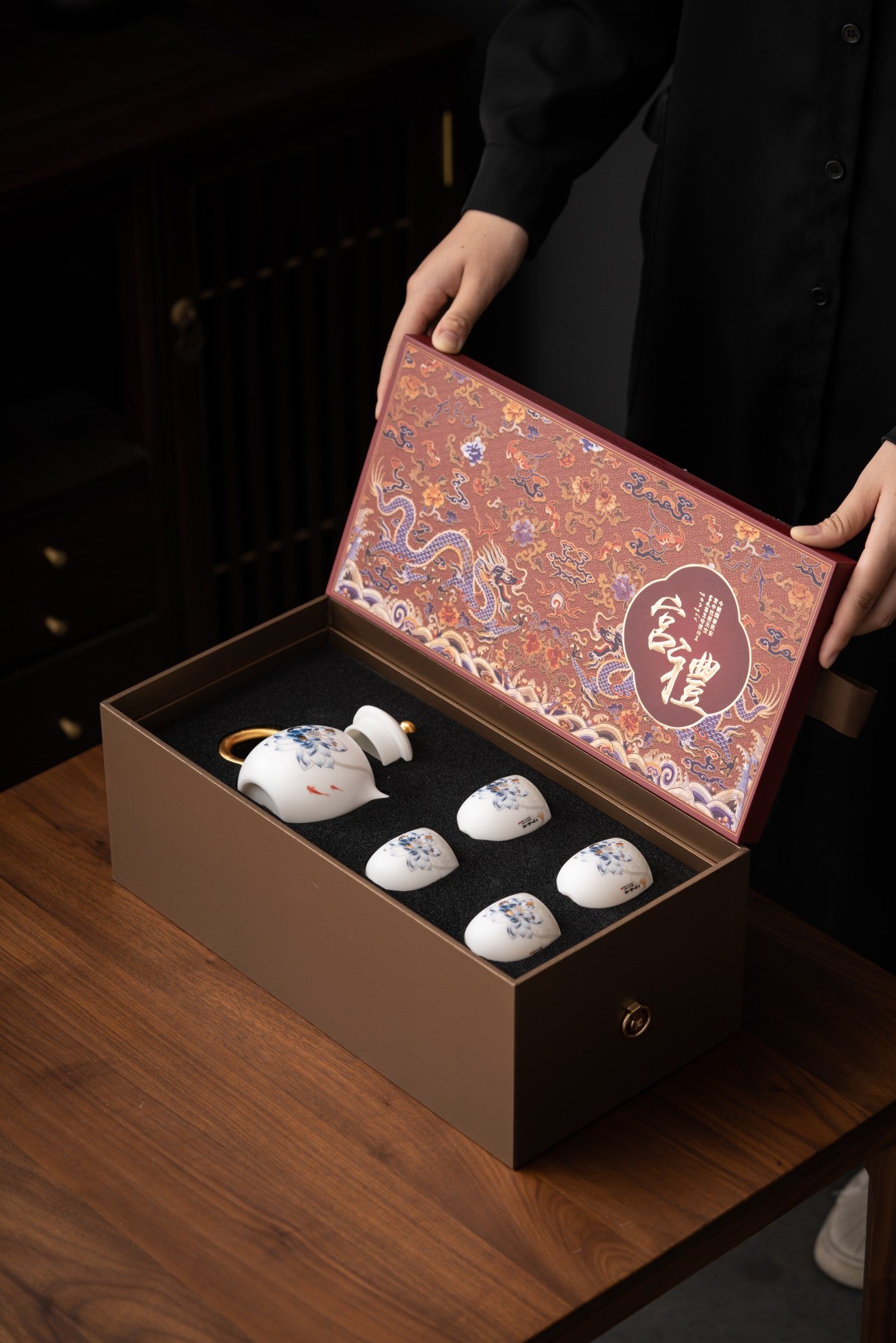 禮物;茶具;茶杯;手工;禮品;香港茶具店;茶具套裝;羊脂玉;茶具專賣店;茶具套裝香港;香港茶具;入伙禮物;handmade禮物;見家長禮物;茶杯香港;禮物訂製;旅行茶具;旅行茶具套裝;中式茶具香港;開張送禮;中式茶具套裝香港;茶杯套裝;人手製;杯;禮品訂製;禮物訂製;公司禮品;刻字;紫砂;紫砂茶壺;紫砂茶杯;陶瓷;禮盒;送禮套裝;金杯;生肖;金魚;老虎;羊脂玉杯;鎏金;24K金;關羽;武財神關羽;關雲長紫砂茶壺;泡茶;泡茶套裝;茶葉;茶道;茶葉套裝;開張送禮;冷泡茶;岩茶;武夷山大紅袍;香港茶菜;茶具專門店;香港茶具專門店;香港茶杯;香港手信;特色手信;禮物首選;禮物推介;禮物推薦;gift;gifts;birthday gift;gift suggestions;gift set; tea; tea leaf; gift box; present; unique present; present ideas;handmade gift;聖誕禮物推薦;新年禮物;農曆新年快;清酒;清酒杯;酒杯;sake ;sake杯;白酒杯;酒杯