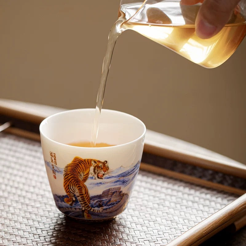 虎嘯風生,大展鴻圖;金虎聚福杯;浮雕;開張禮品;品茗;羊脂玉;瓷器;送禮;結婚禮物;禮品;風水;泡茶杯;茶藝;企業禮品; 老虎;金虎;工藝品;陶瓷杯;禮品;商務禮品;咖啡杯;清酒杯;鎏金;金杯;虎年;生肖;一口杯;浮雕