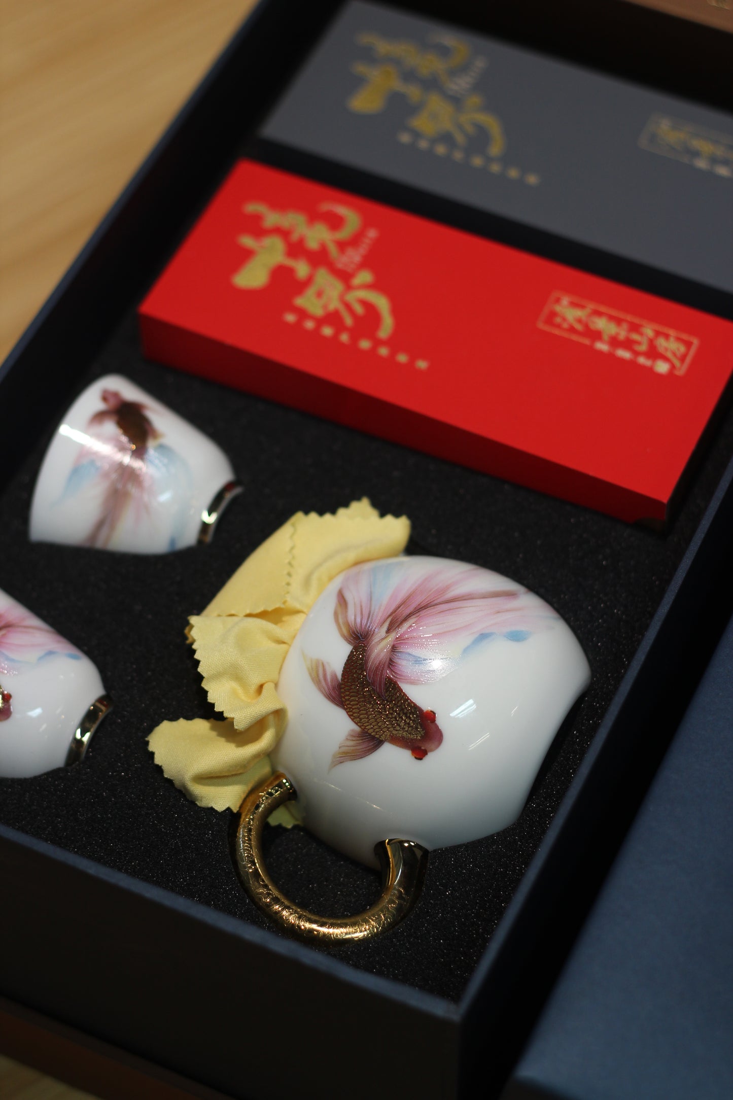 禮物;茶具;茶杯;手工;禮品;香港茶具店;茶具套裝;羊脂玉;茶具專賣店;茶具套裝香港;香港茶具;入伙禮物;handmade禮物;見家長禮物;茶杯香港;禮物訂製;旅行茶具;旅行茶具套裝;中式茶具香港;開張送禮;中式茶具套裝香港;茶杯套裝;人手製;杯;禮品訂製;禮物訂製;公司禮品;刻字;紫砂;紫砂茶壺;紫砂茶杯;陶瓷;禮盒;送禮套裝;金杯;生肖;金魚;老虎;羊脂玉杯;鎏金;24K金;關羽;武財神關羽;關雲長紫砂茶壺;泡茶;泡茶套裝;茶葉;茶道;茶葉套裝;開張送禮;冷泡茶;岩茶;武夷山大紅袍;香港茶菜;茶具專門店;香港茶具專門店;香港茶杯;香港手信;特色手信;禮物首選;禮物推介;禮物推薦;gift;gifts;birthday gift;gift suggestions;gift set; tea; tea leaf; gift box; present; unique present; present ideas;handmade gift;聖誕禮物推薦;新年禮物;農曆新年快;清酒;清酒杯;酒杯;sake ;sake杯;白酒杯;酒杯