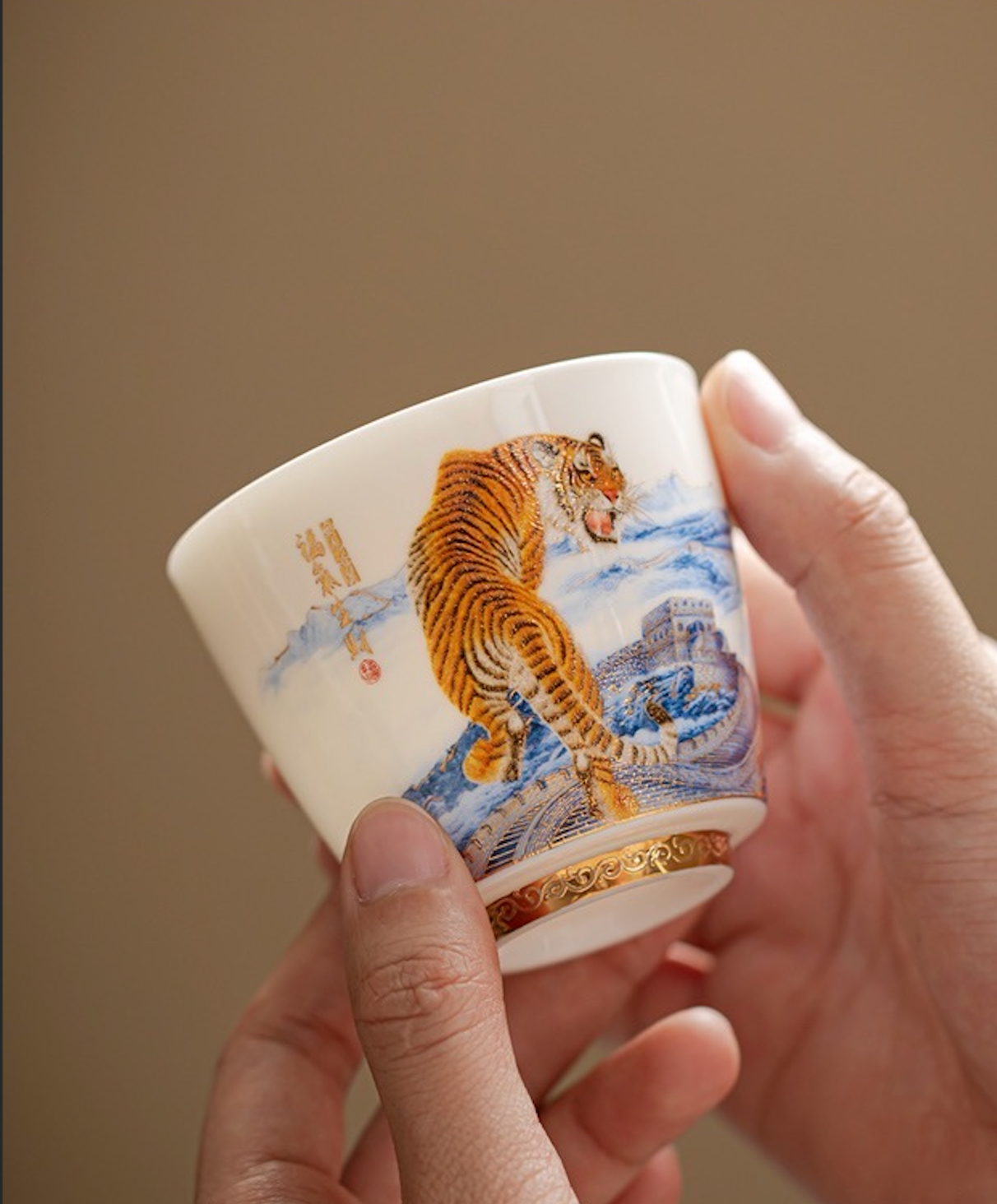 虎嘯風生,大展鴻圖;金虎聚福杯;浮雕;開張禮品;品茗;羊脂玉;瓷器;送禮;結婚禮物;禮品;風水;泡茶杯;茶藝;企業禮品; 老虎;金虎;工藝品;陶瓷杯;禮品;商務禮品;咖啡杯;清酒杯;鎏金;金杯;虎年;生肖;一口杯;浮雕