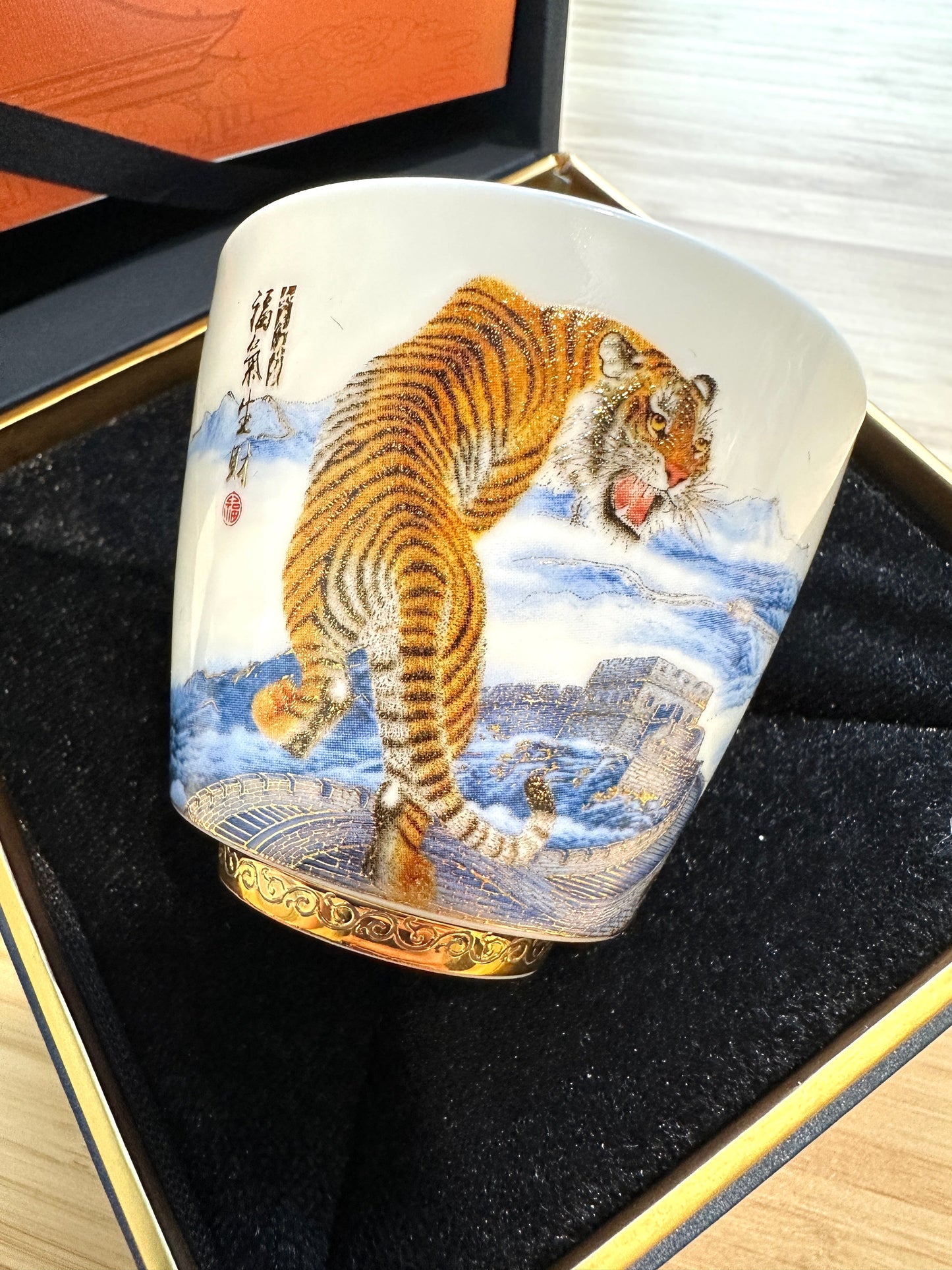 虎嘯風生，大展鴻圖；金虎聚福杯；浮雕；開張禮品；品茗；羊脂玉；瓷器；送禮；結婚禮物；禮品；風水；泡茶杯；茶藝；企業禮品； 老虎；金虎；工藝品；陶瓷杯；禮品；商務禮品；咖啡杯；清酒杯；鎏金；金杯；虎年；生肖；一口杯；浮雕