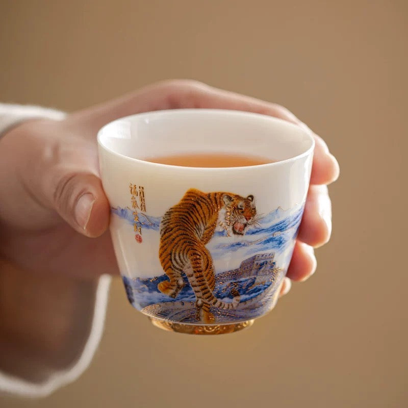 虎嘯風生，大展鴻圖；金虎聚福杯；浮雕；開張禮品；品茗；羊脂玉；瓷器；送禮；結婚禮物；禮品；風水；泡茶杯；茶藝；企業禮品； 老虎；金虎；工藝品；陶瓷杯；禮品；商務禮品；咖啡杯；清酒杯；鎏金；金杯；虎年；生肖；一口杯；浮雕